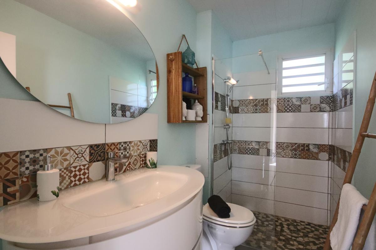 13 Location villa piscine martinique_ salle d'eau